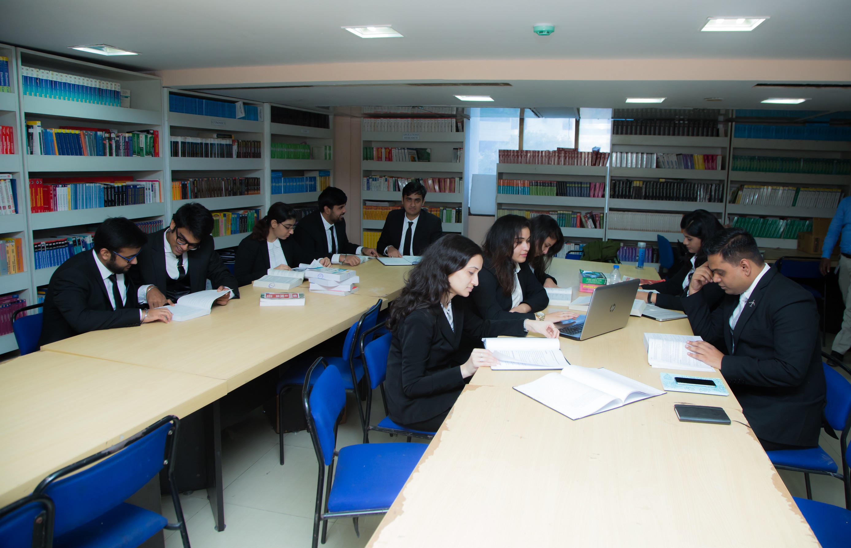 top-infrastructure-b-school-amity-mumbai